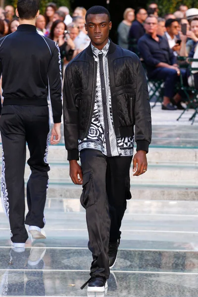Look 16